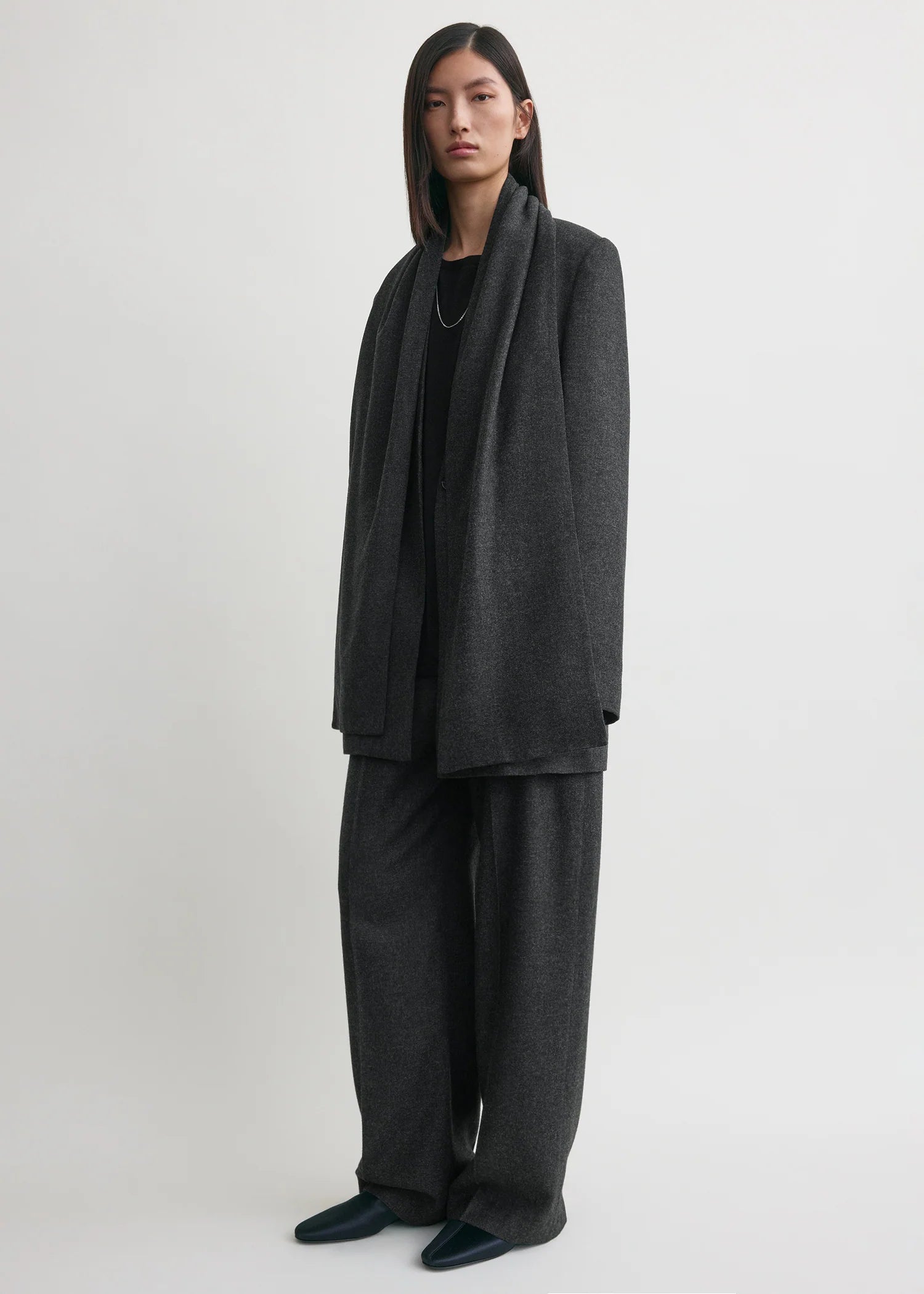 toteme dunkelgrauer Blazer aus viskose-flannel-material - modelbild dreiviertelansicht von der Seite 