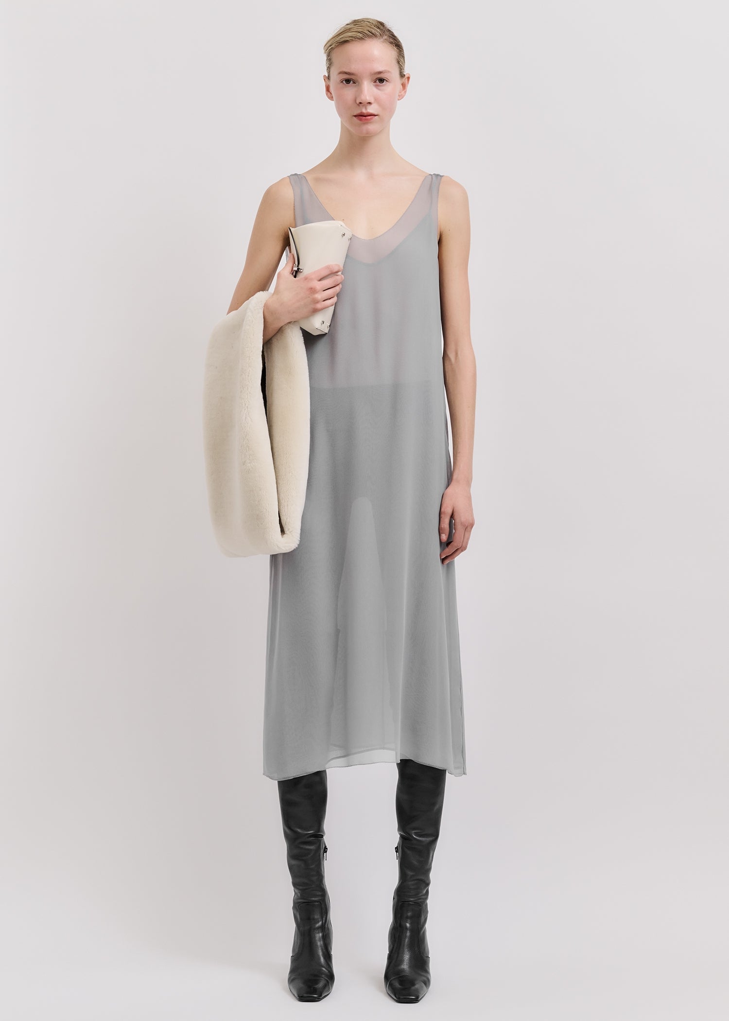 toteme hellgraues Kleid aus seide - modelfoto von vorn 