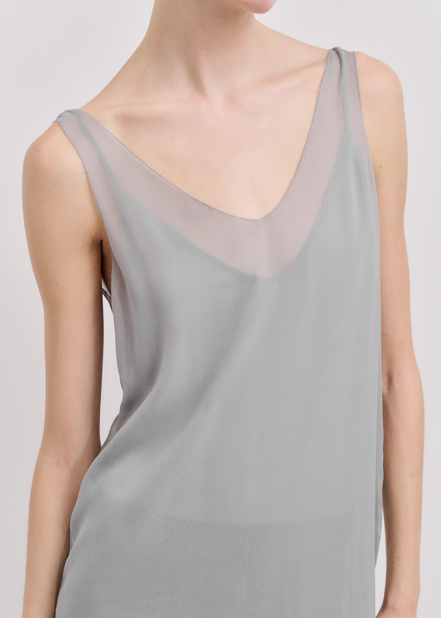 toteme hellgraues kleid aus seide - modelfoto detailansicht ausschnitt