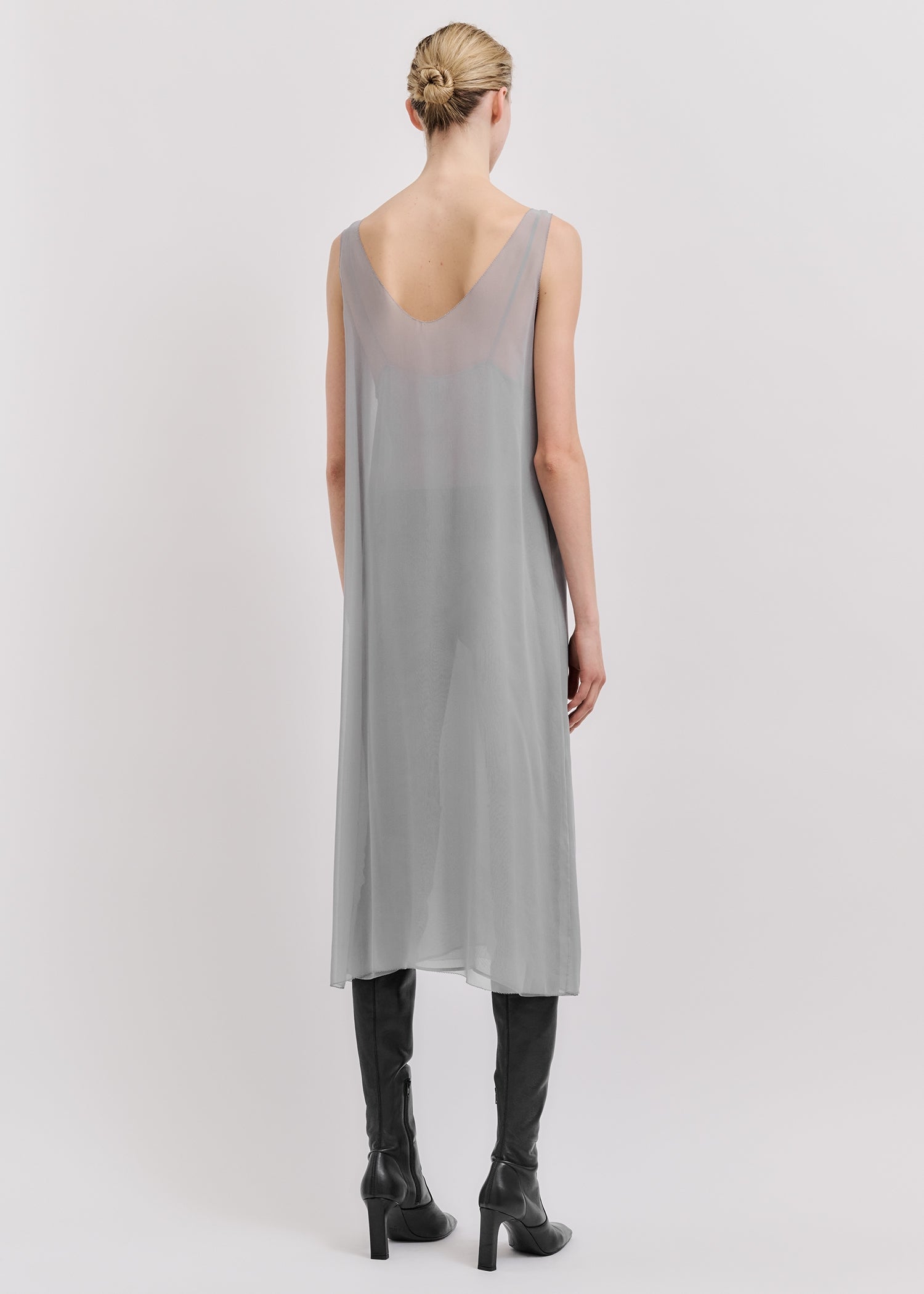 toteme hellgraues kleid aus seide - modelfoto von hinten