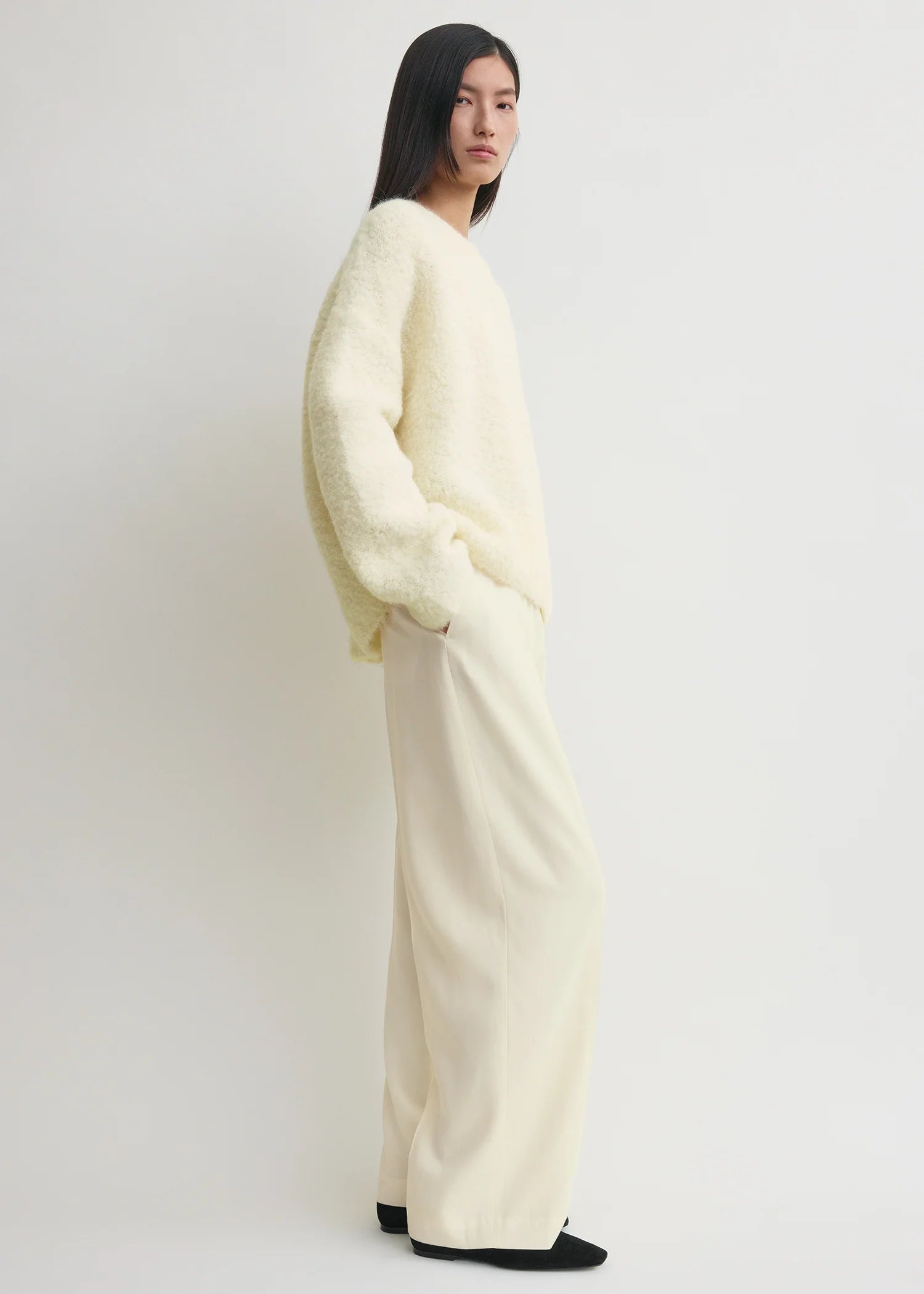 toteme cremefarbener strick-pullover aus alpakagemisch - Modelfoto von der Seite