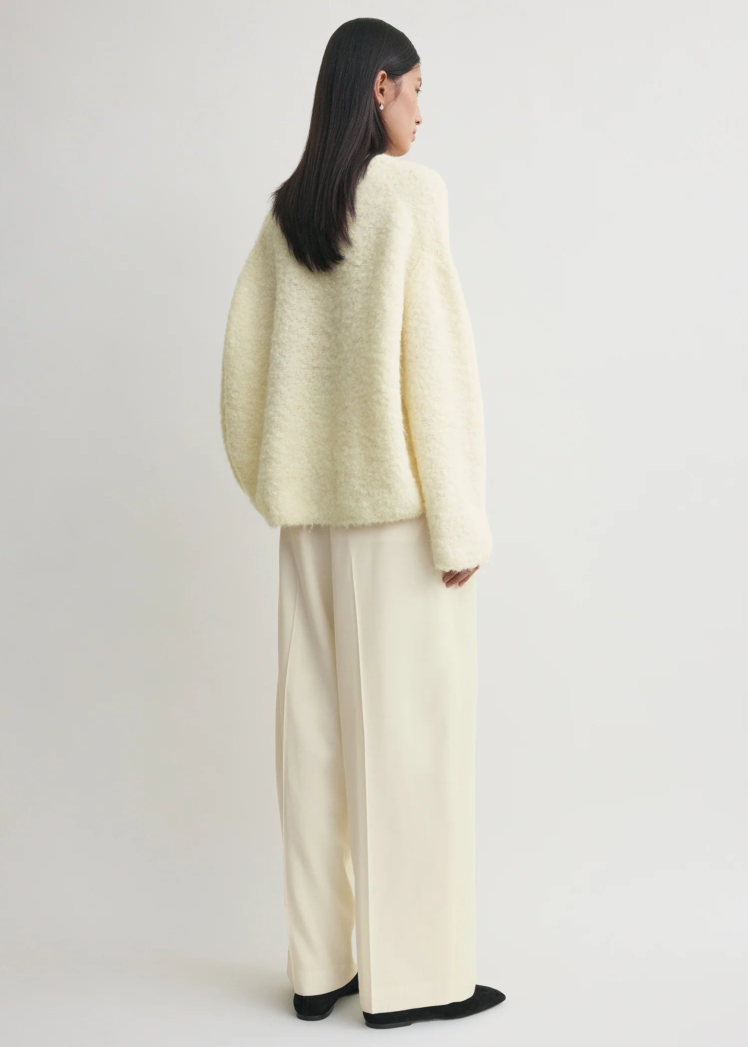 toteme cremefarbener strick-pullover aus alpakagemisch - Modelfoto von hinten