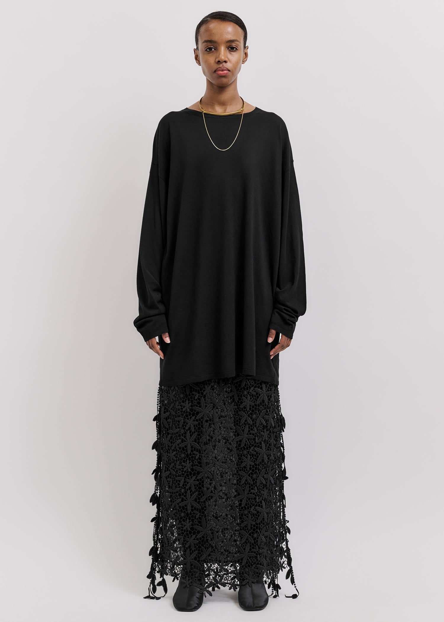 toteme schwarzer rock aus spitze - modelfoto von vorn 