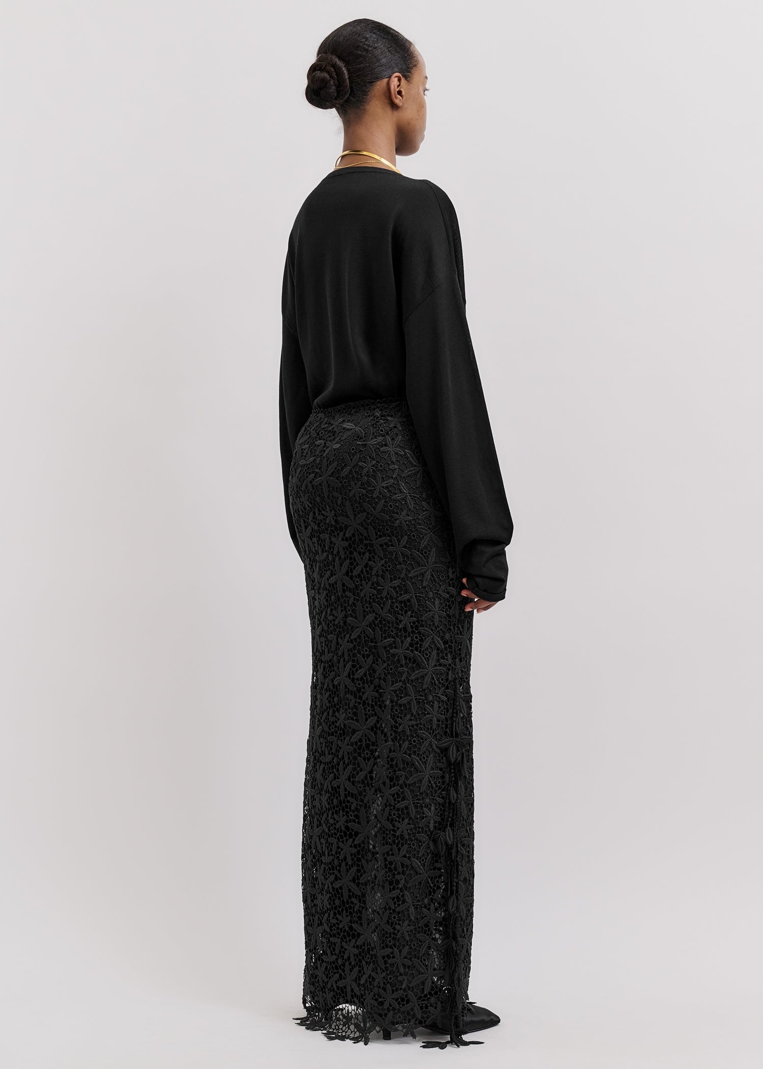 toteme schwarzer rock aus spitze - modelfoto von hinten