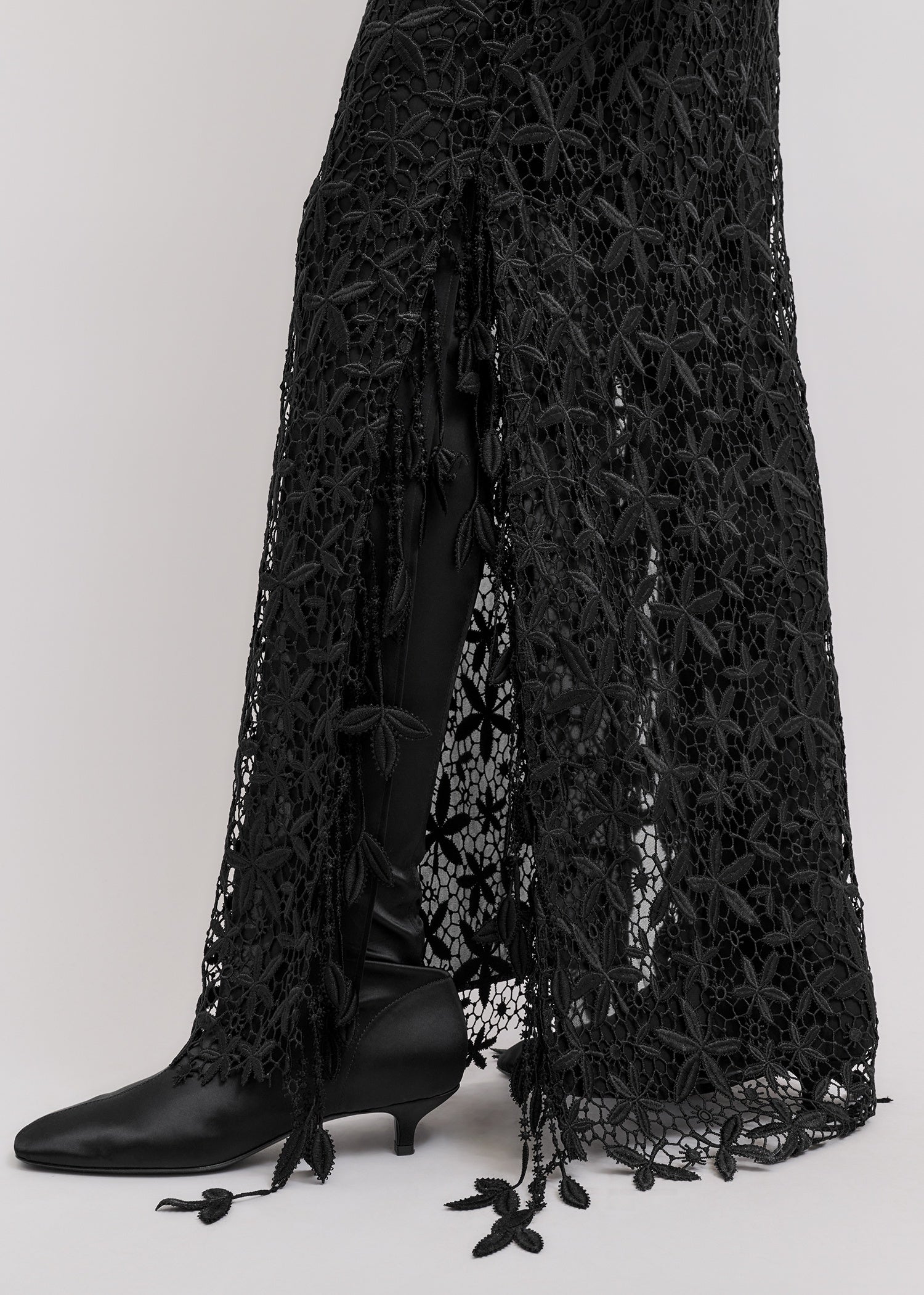 toteme schwarzer rock aus spitze - modelfoto detailansicht schlitz 