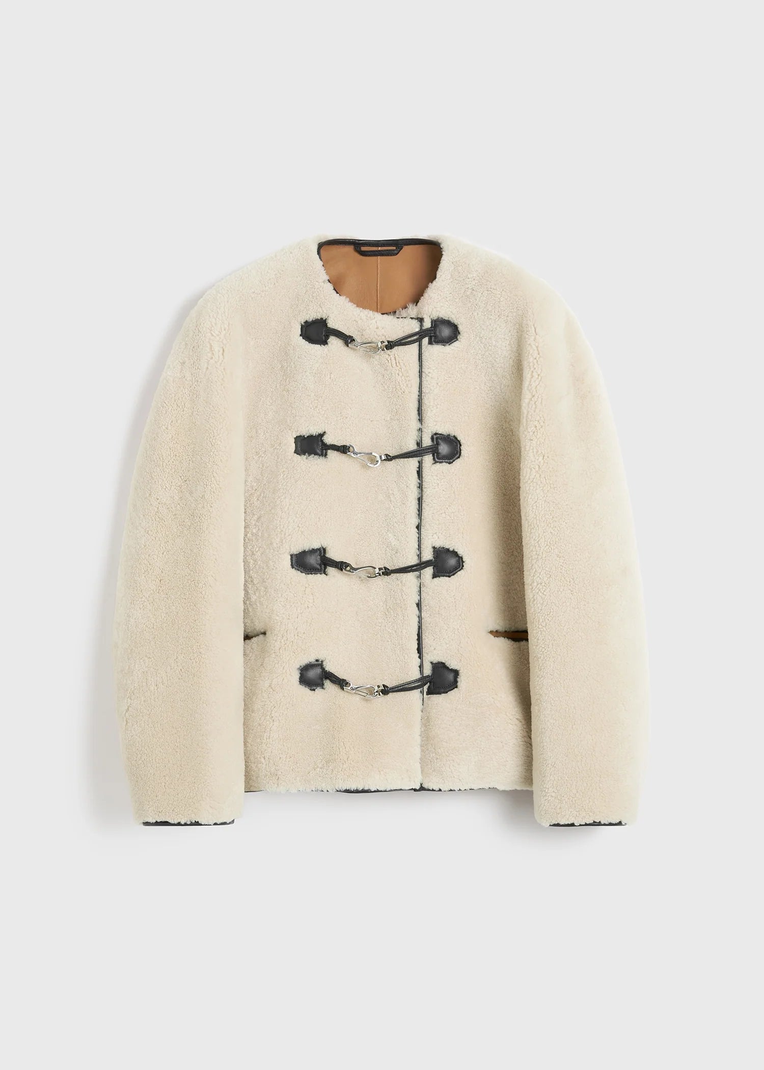 Toteme Shearling Jacke in beige aus Lammfell - Flatshot Frontansicht 