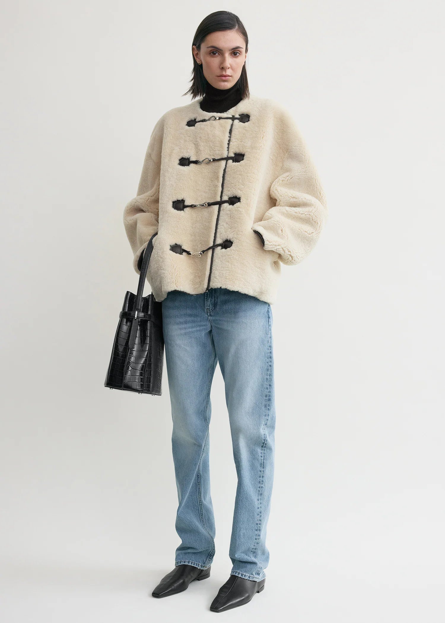Toteme Shearling Jacke aus weichen Lammfell in beige - Frontansicht am Model