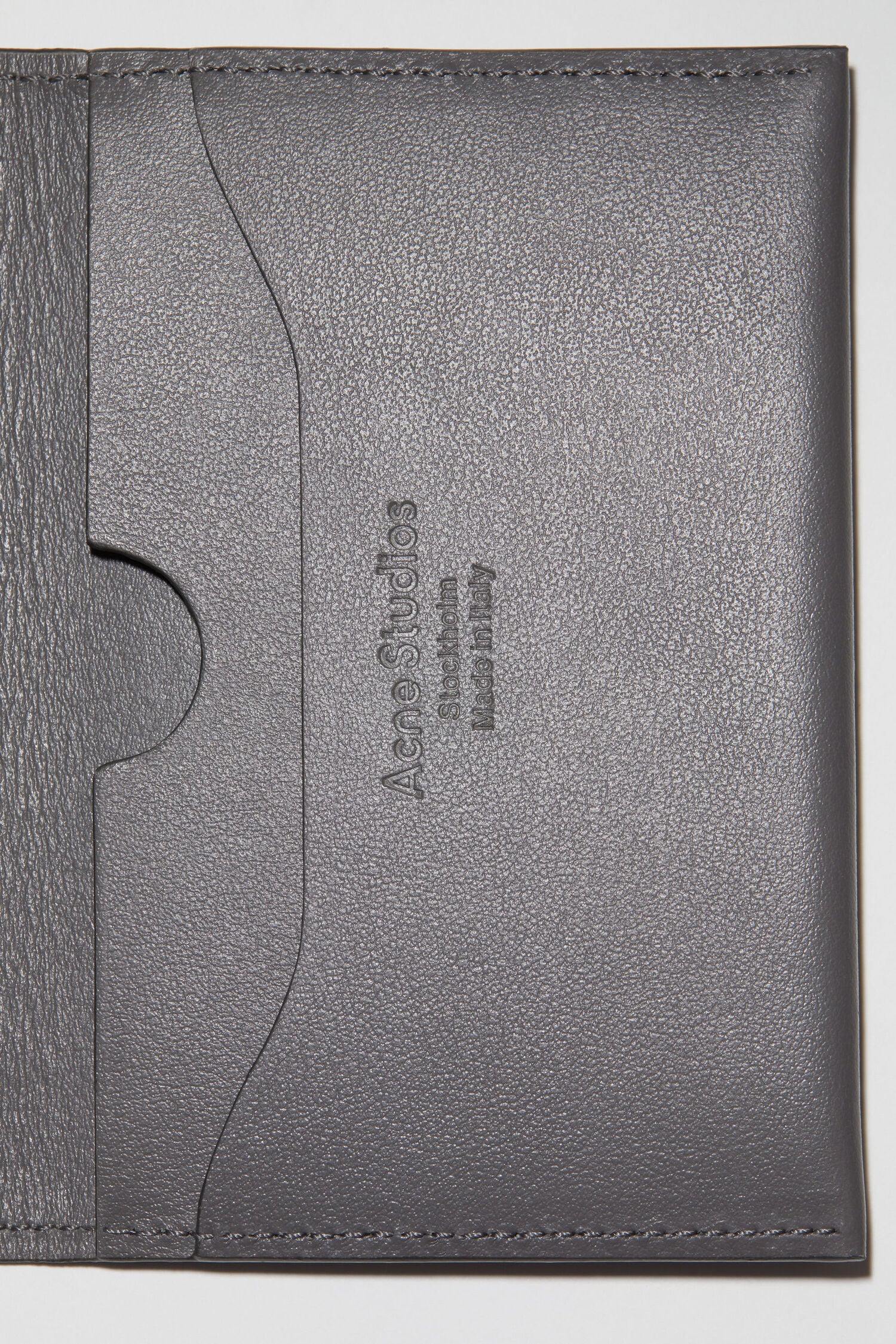 Grauer Leder Cardholder mit Silbernen Acne Studios Logo. Detail Shot innenseite Cardholder