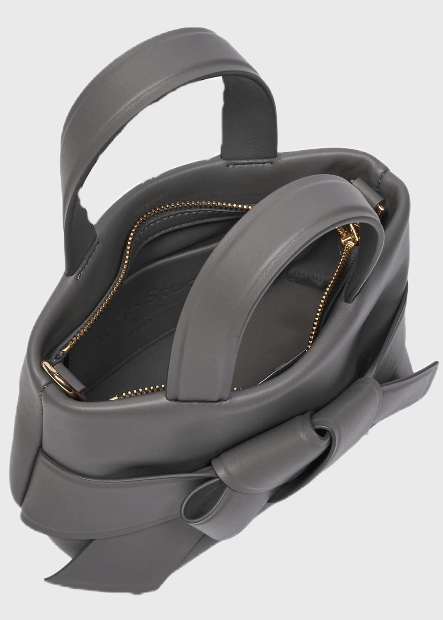 Graue Micro Bag mit Schleifen Detail auf der Vorderseite. Flat Shot, geöffnete Tasche.