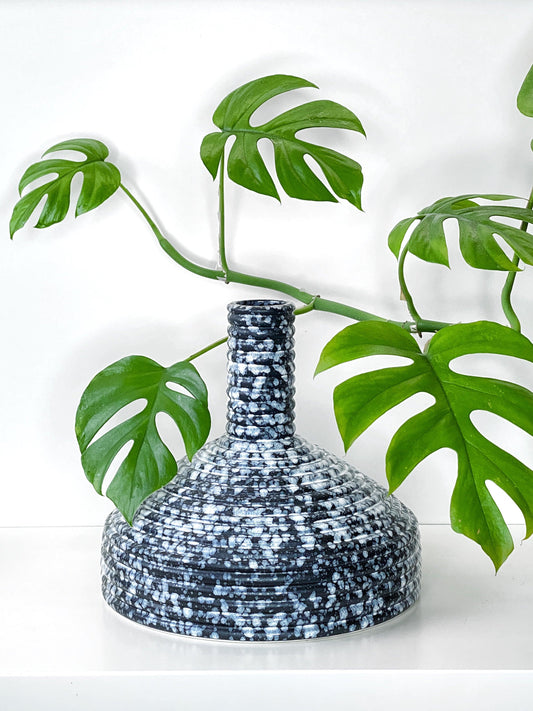 One Flower, Textured Stone, Vase - Lindner Fashion