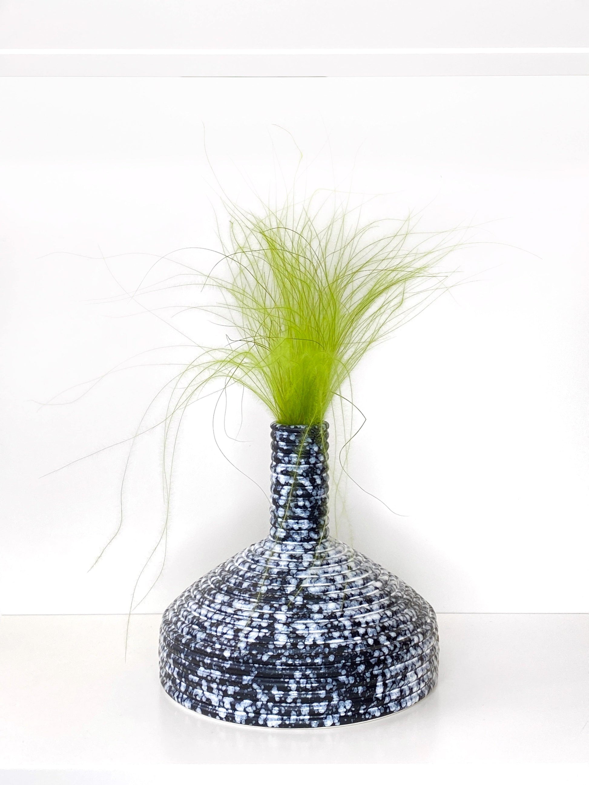 One Flower, Textured Stone, Vase - Lindner Fashion